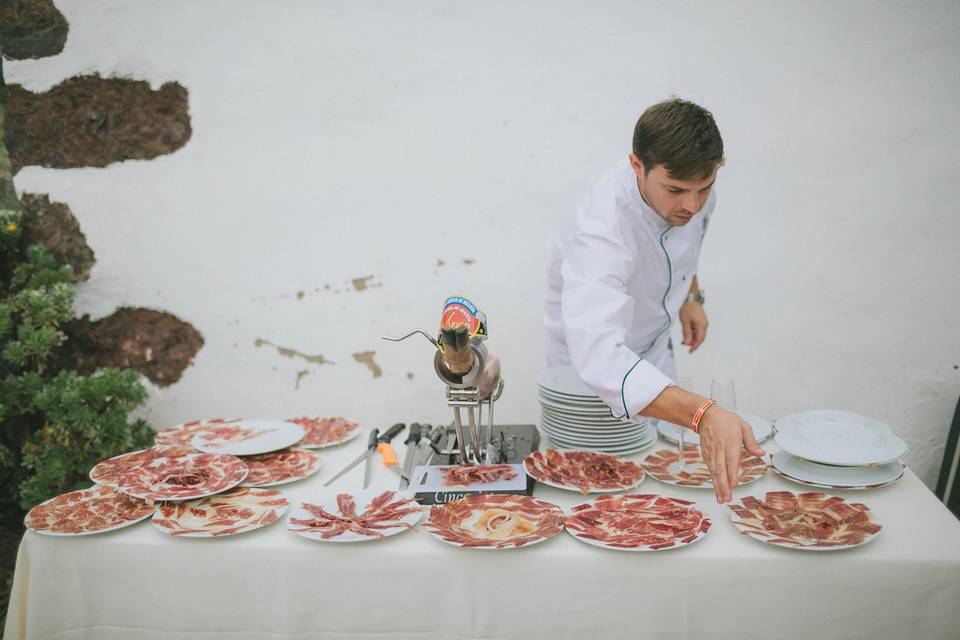 Bajo plato de cristal con menú