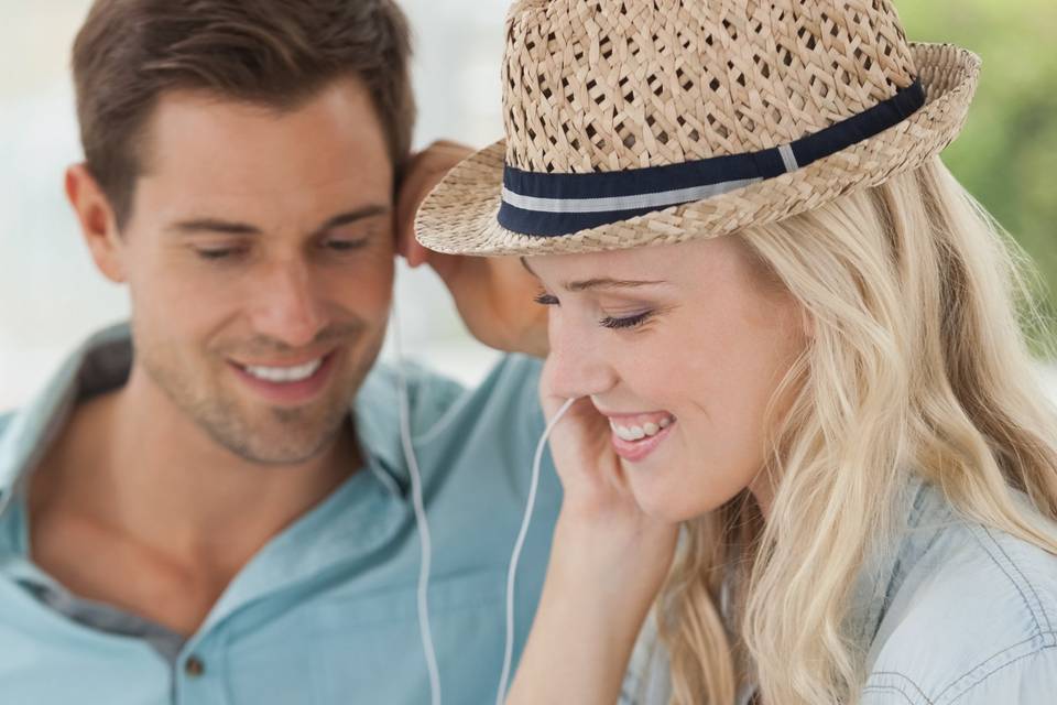 Novios escuchando música