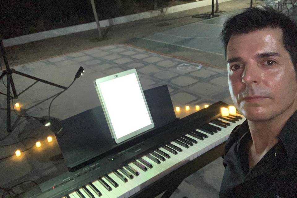 Raúl al piano rodeado de velas