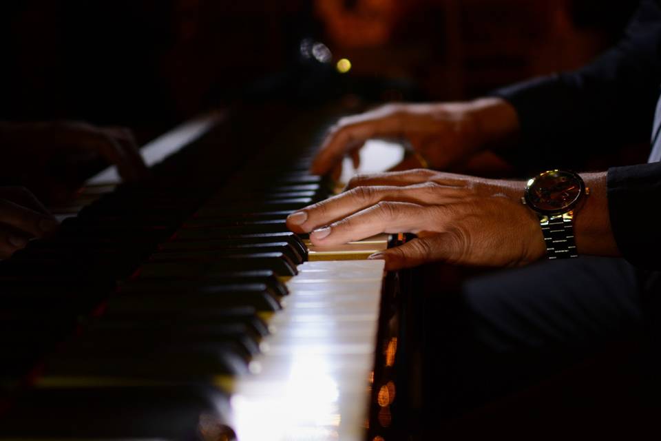 Las manos de Raúl al piano