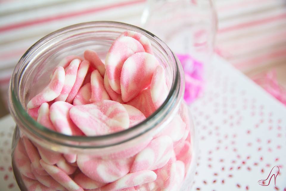 Detalle de una mesa de chuches