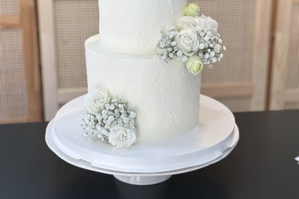 Tarta sencilla con flores naturales