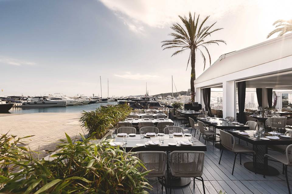 Terraza frontal con vistas al mar