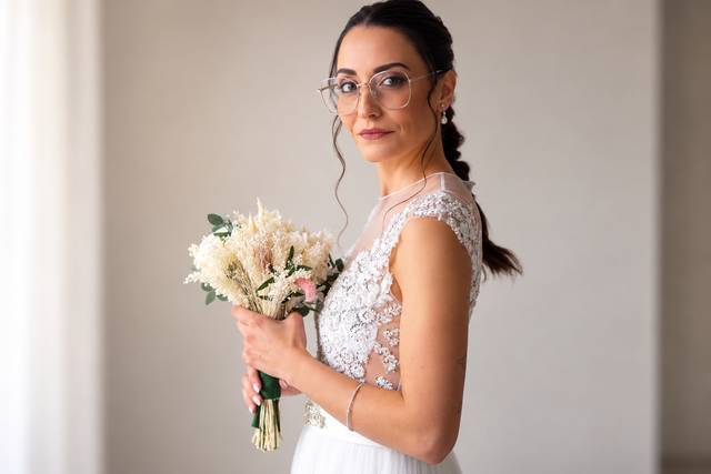 Maquillaje de novia con gafas