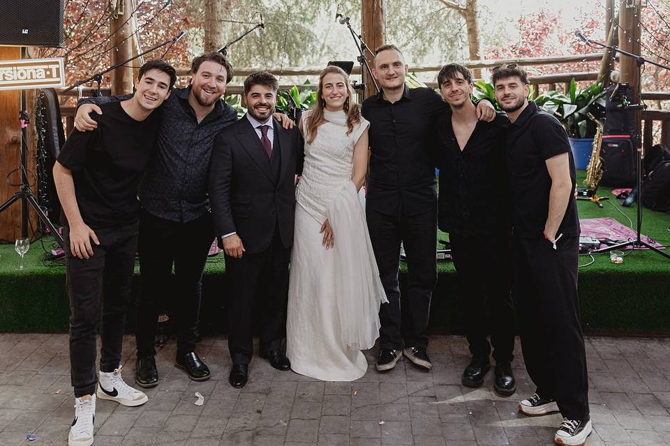 La banda con los novios