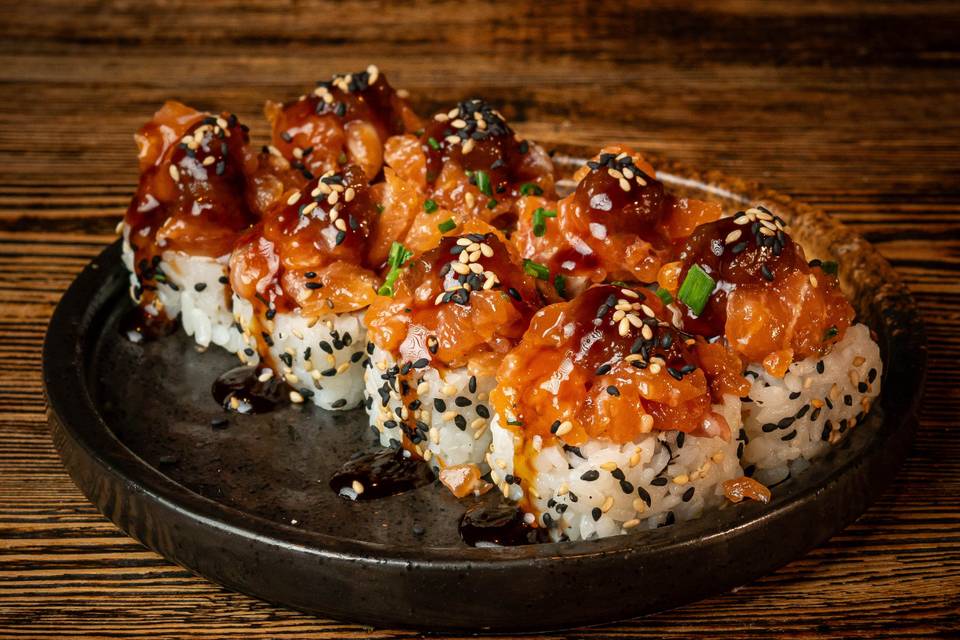 Uramaki con tartar de salmón