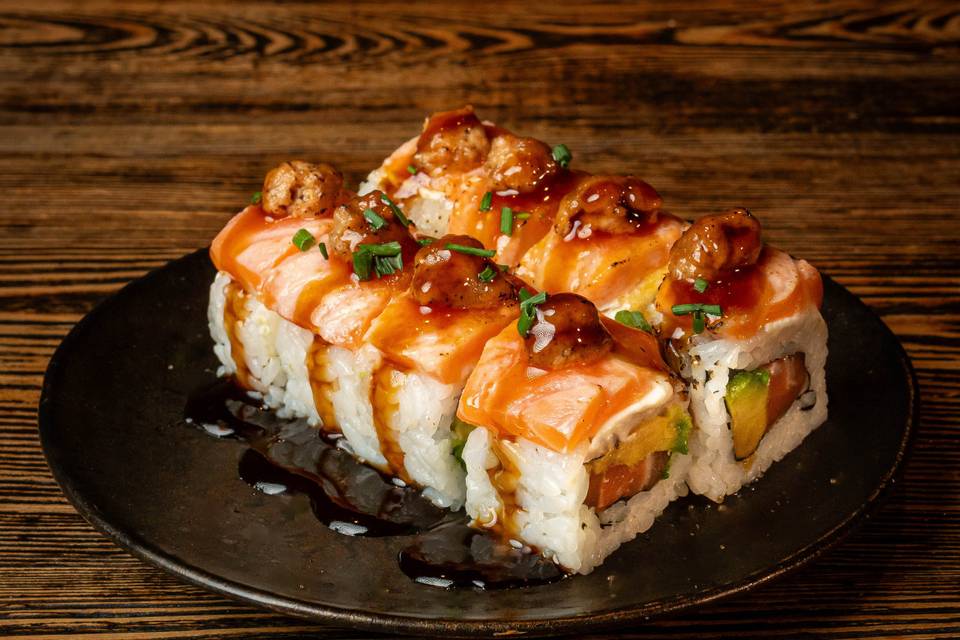 Uramaki de salmón flambeado y foie