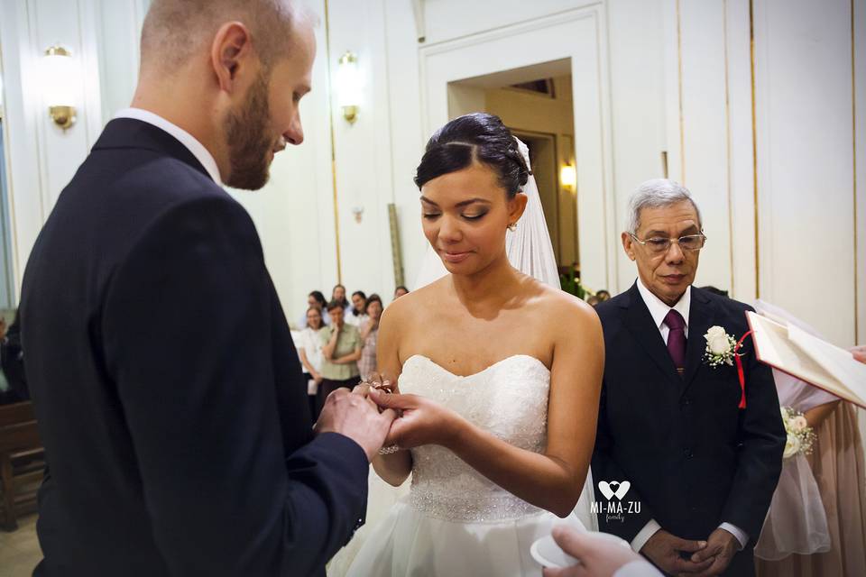 Novios poniéndose anillos