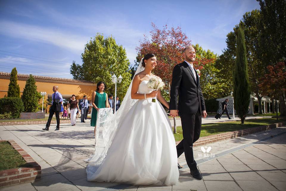 Novios caminando