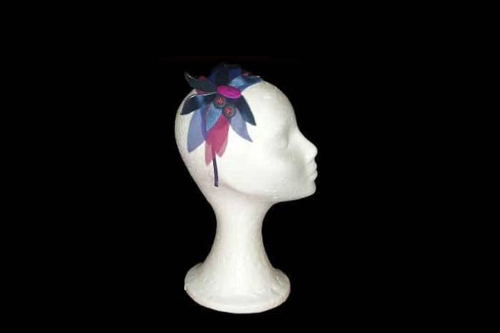 Tocado azul y fucsia