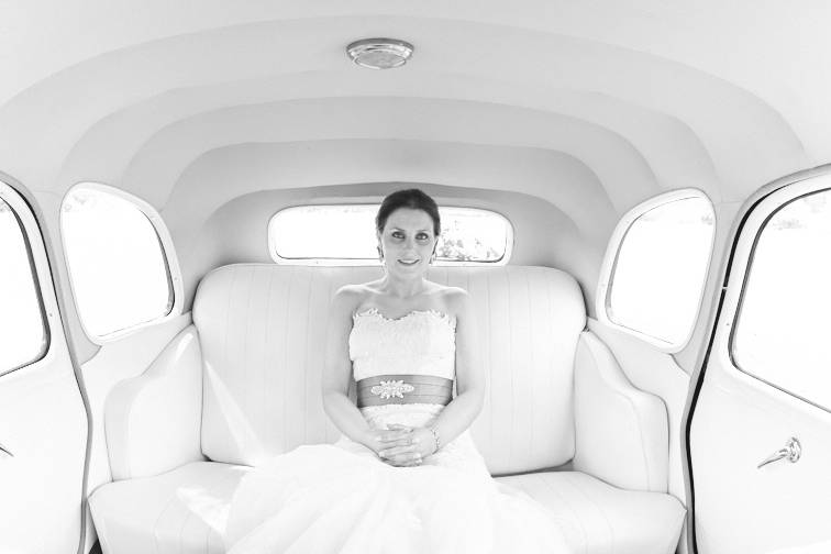 Novia y coche de boda