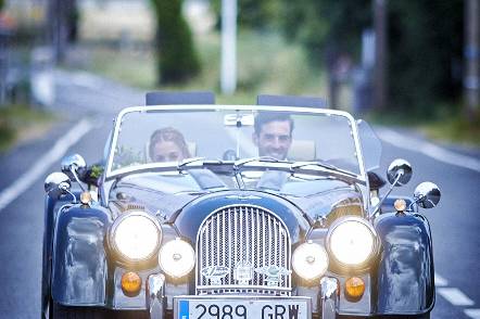 Foto de novios en el coche