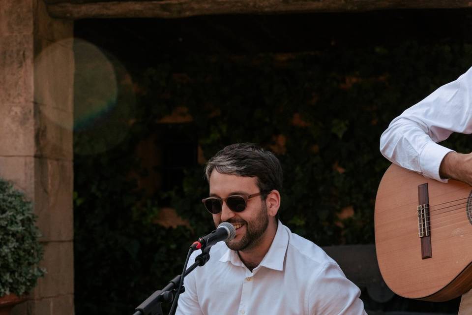 Andrés, voz y percusión