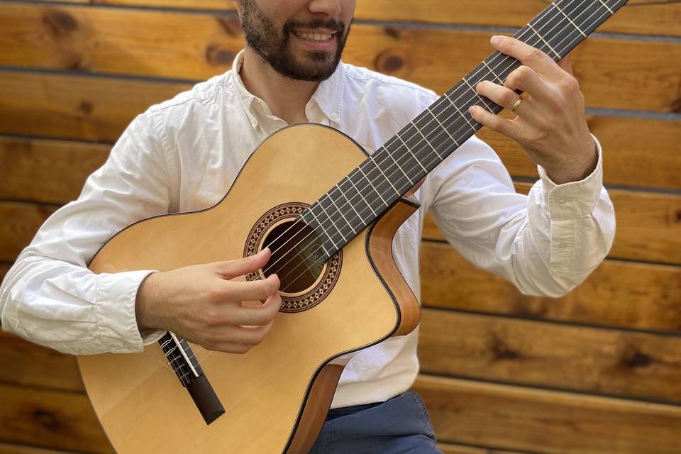 Isaac: Guitarras y Voz