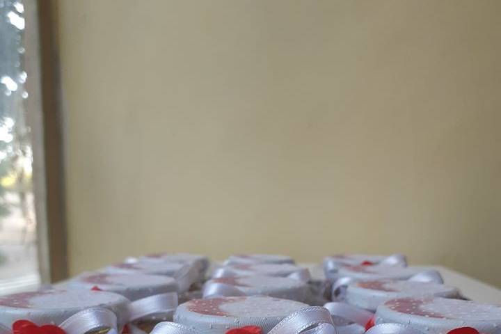 Botes pequeños con miel