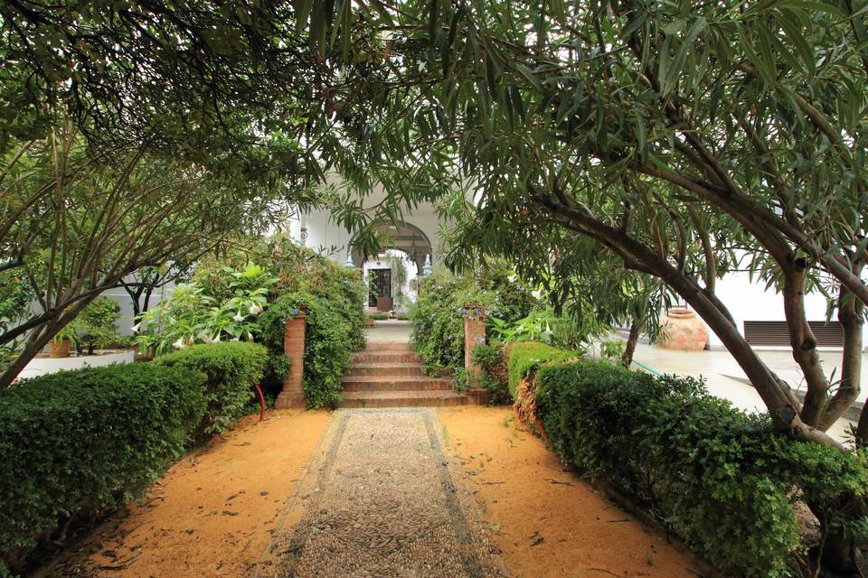 Entrada jardín cenador