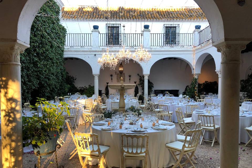 Cena en el patio de la fuente