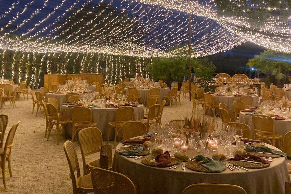 Banquete en jardín noche