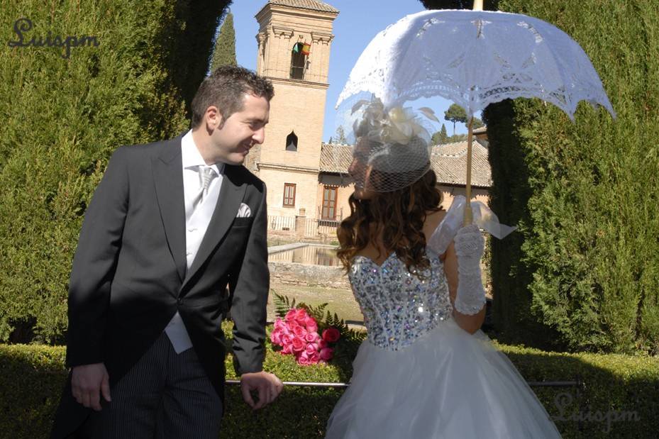 Los novios en el jardín