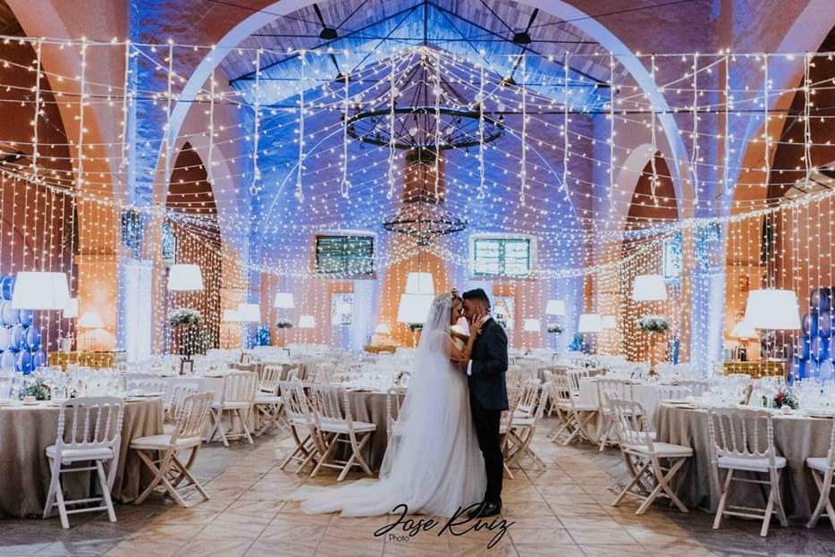 Novios en la carpa de luz