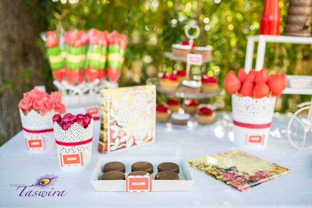 Mesa dulces roja