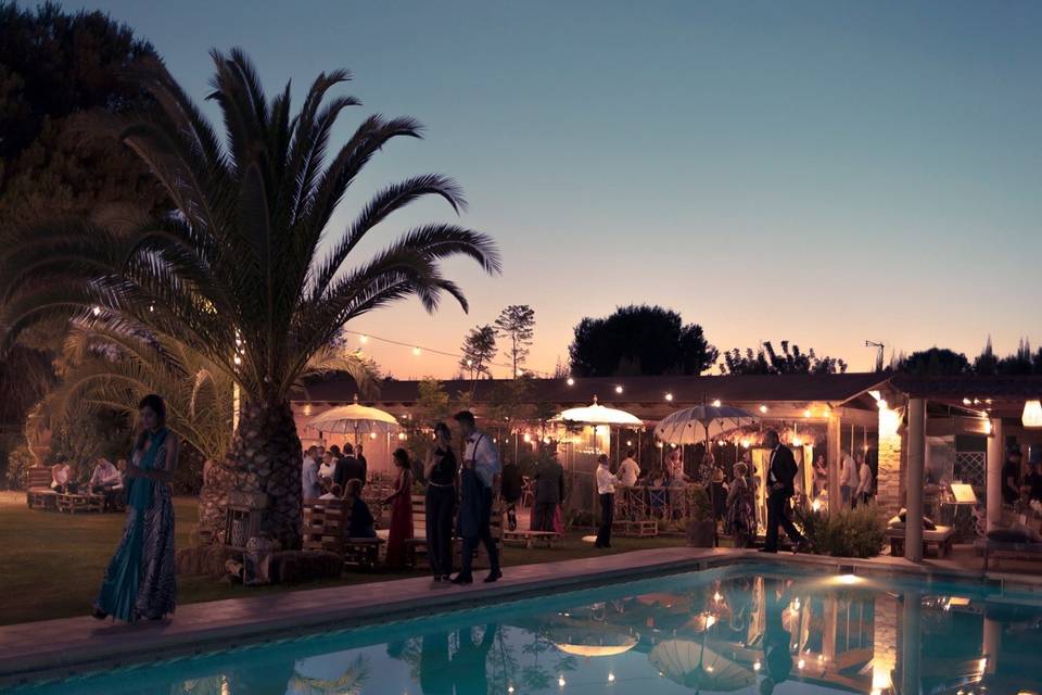 Zona de piscina de noche