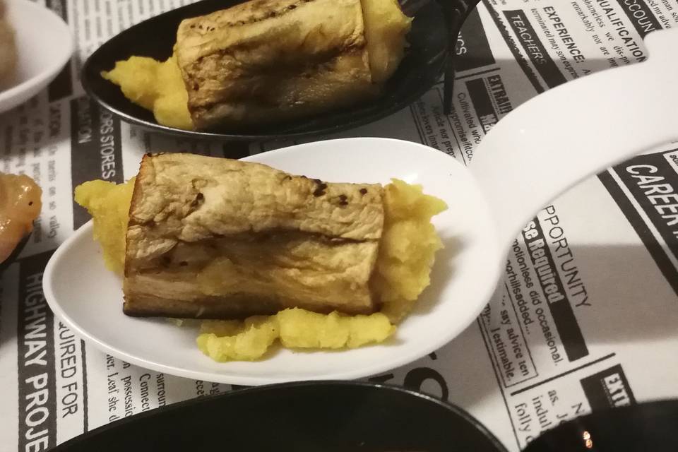 Berenjena con humus de garbanzo