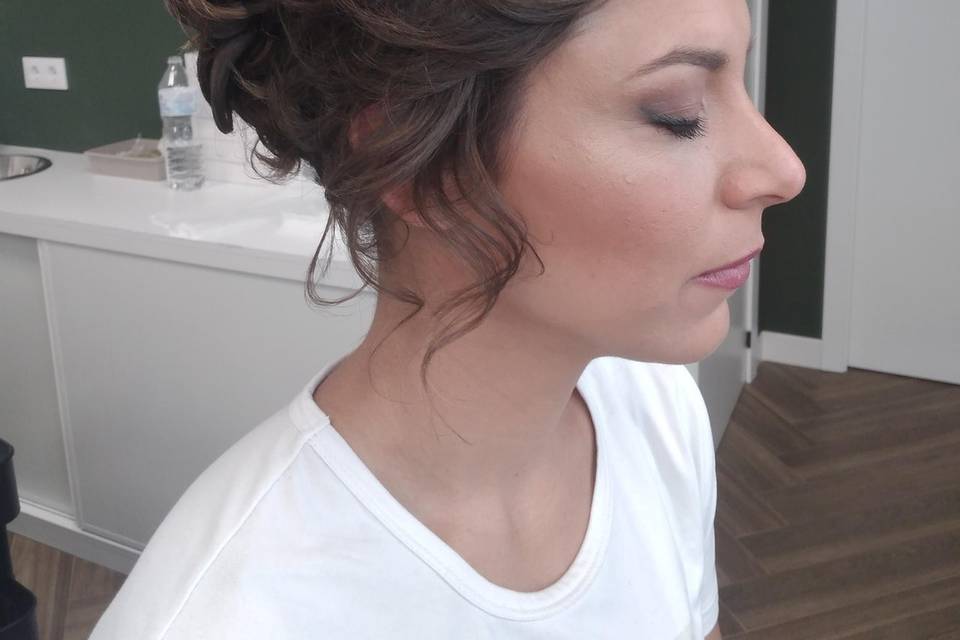 Maquillaje y peinado
