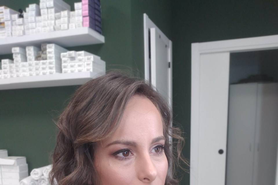 Maquillaje y peinado