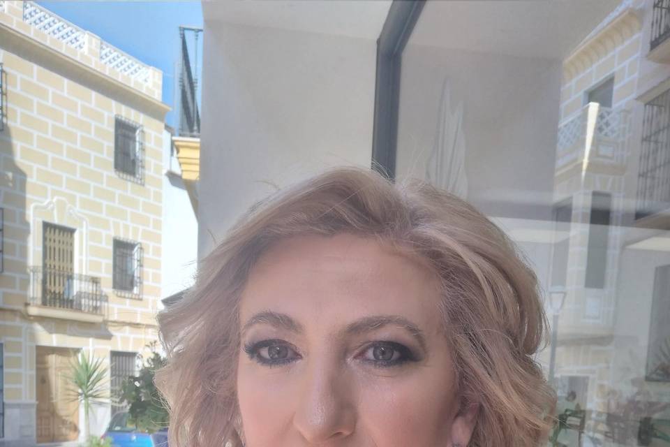 Maquillaje y peinado