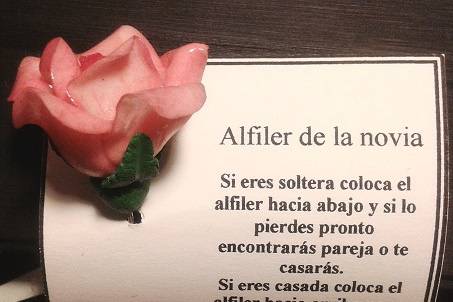 Detalle alfiler rosa