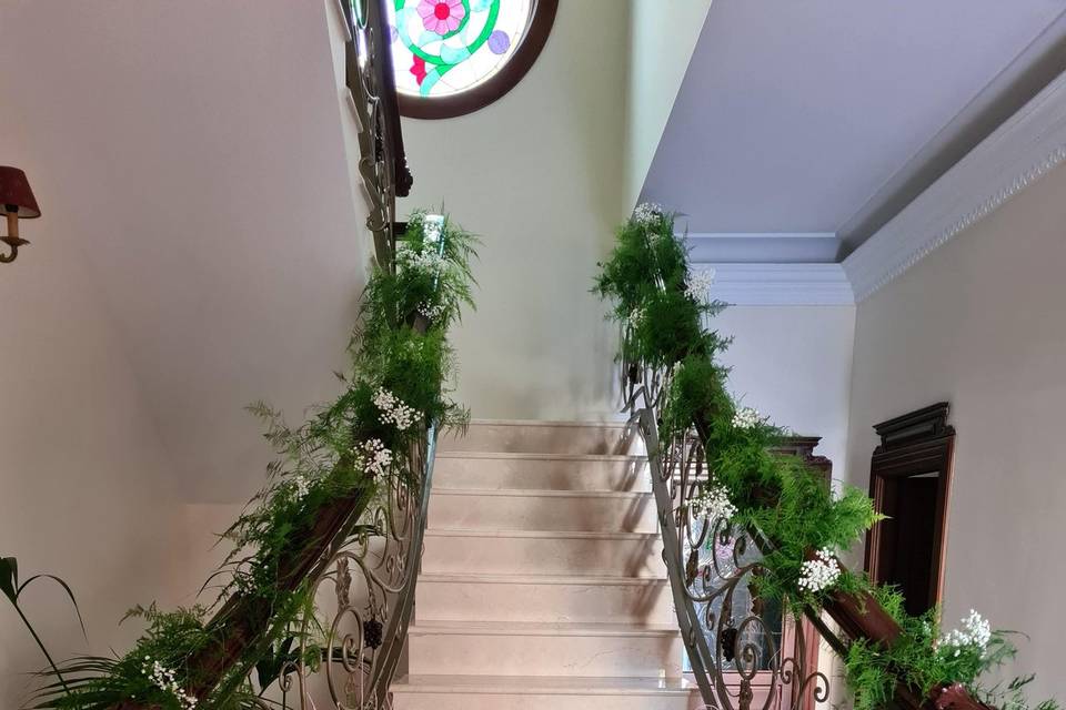 Entrada de la escalinata floral