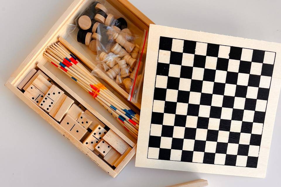 Tablero de madera con juegos