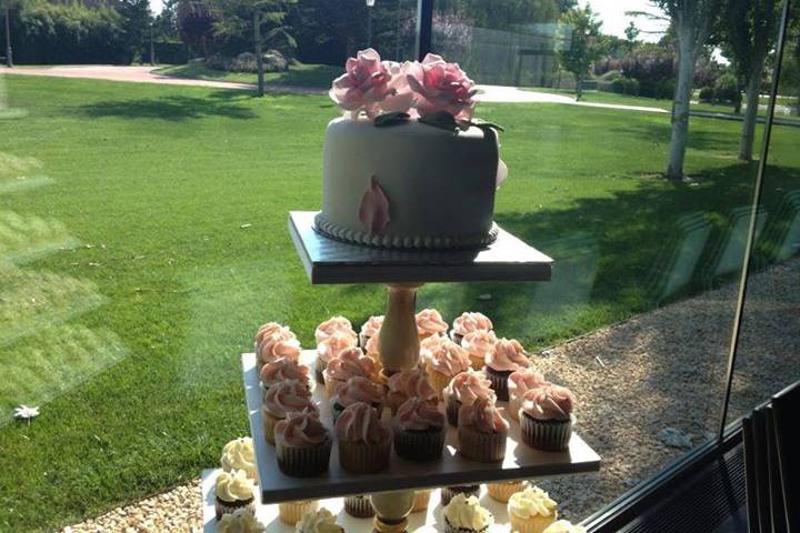 Pastel y torre cupcakes
