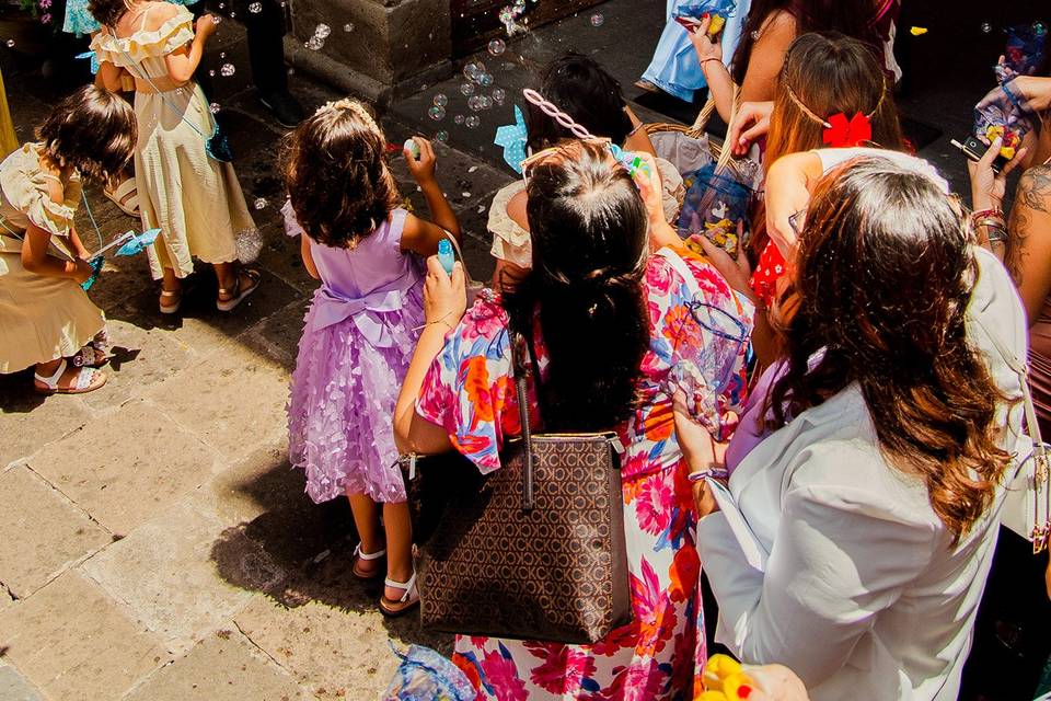 Novios saliendo de la iglesia