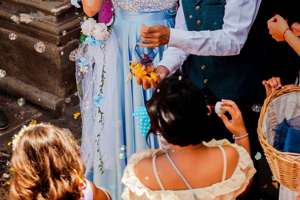 Novios saliendo de la iglesia