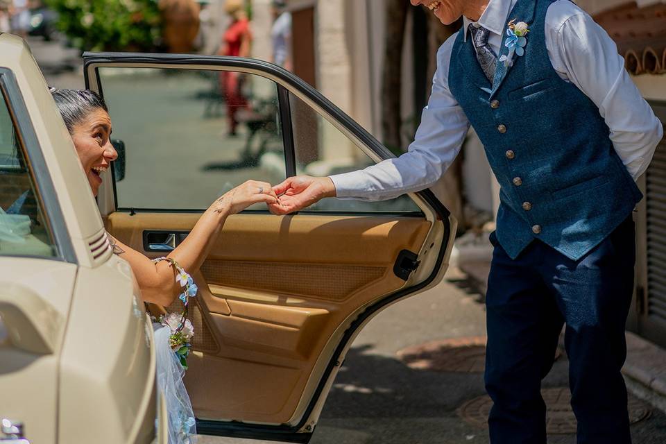 Novios llegando al banquete