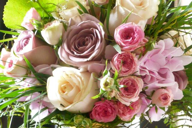 Ramo de flores secas colores rosados - Floristería Artesaniaflorae