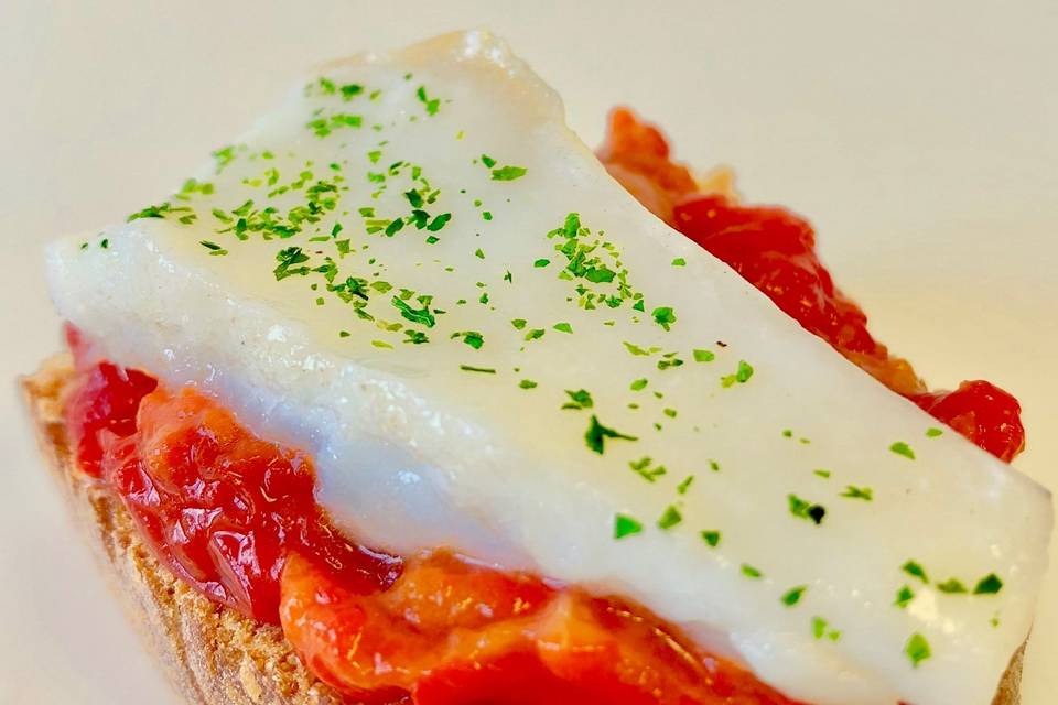 Tosta de bacalao y pimientos