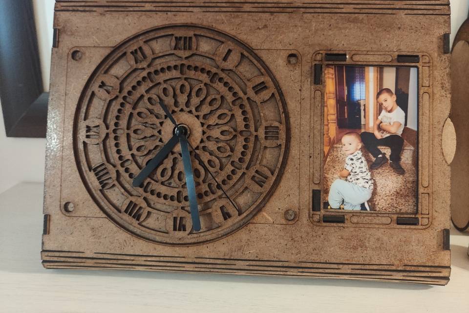 Reloj de madera con portarretrato