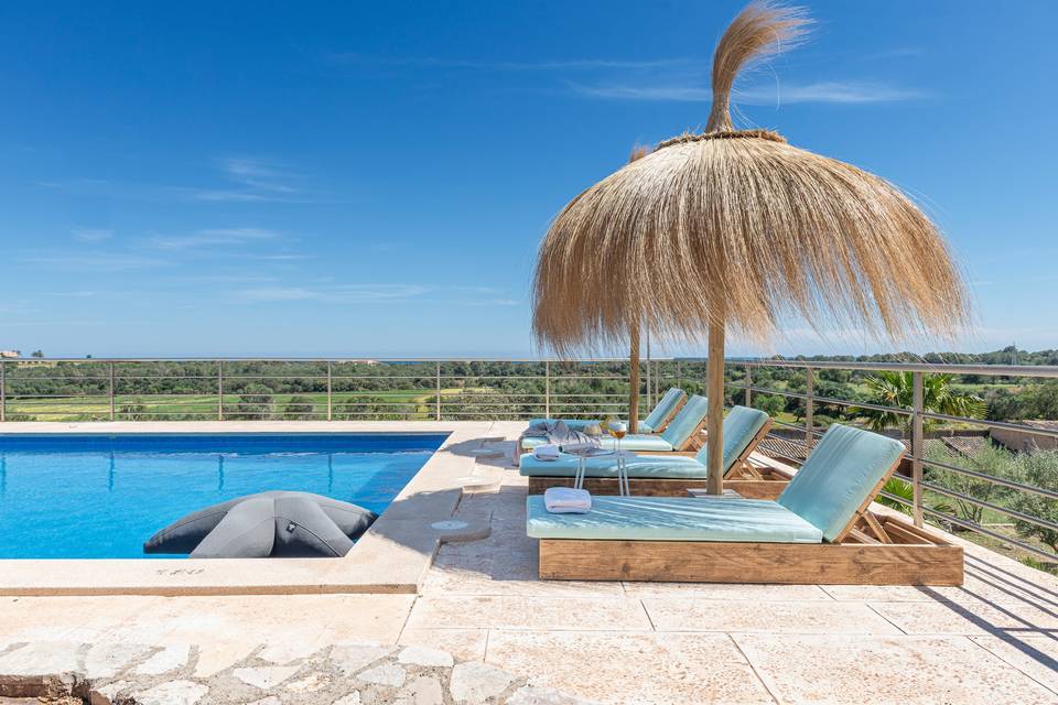 Piscina con vistas al mar