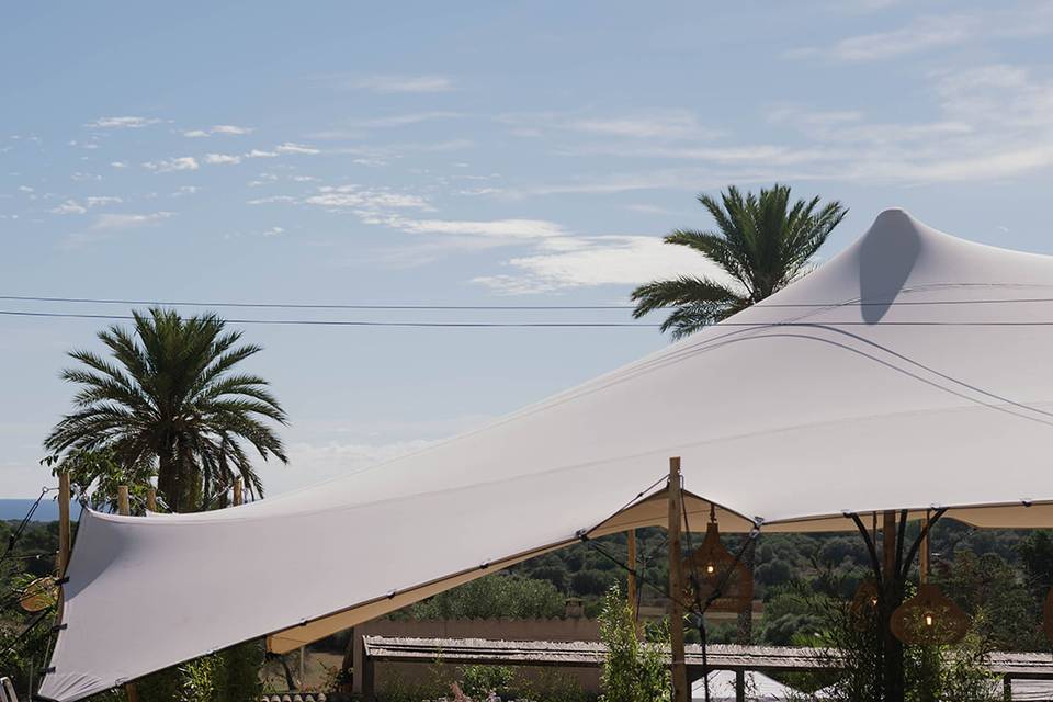 Explanada con carpa