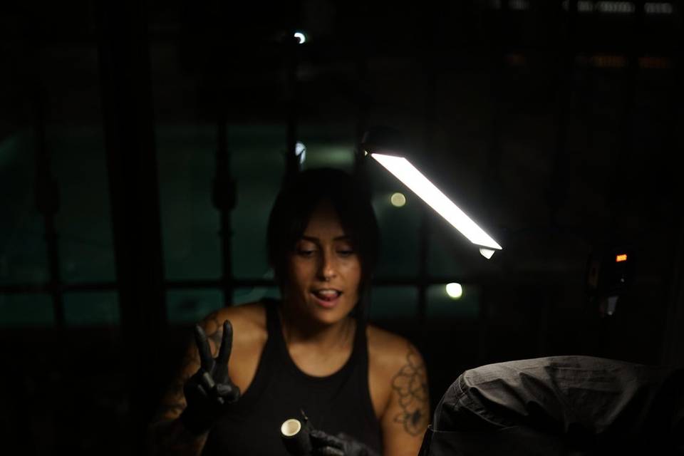 Tatuando a invitados