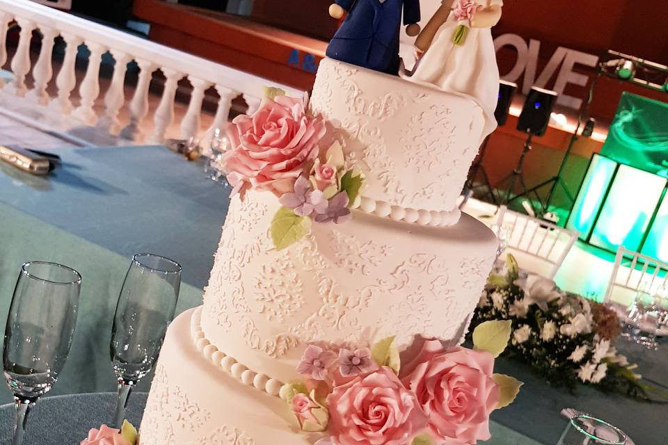 Tarta fondant con flores de azúcar