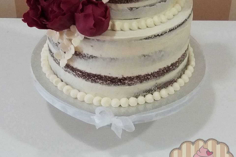 Tarta con encaje y rosas