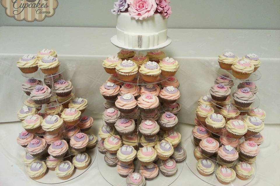 Torres con tarta y cupcakes