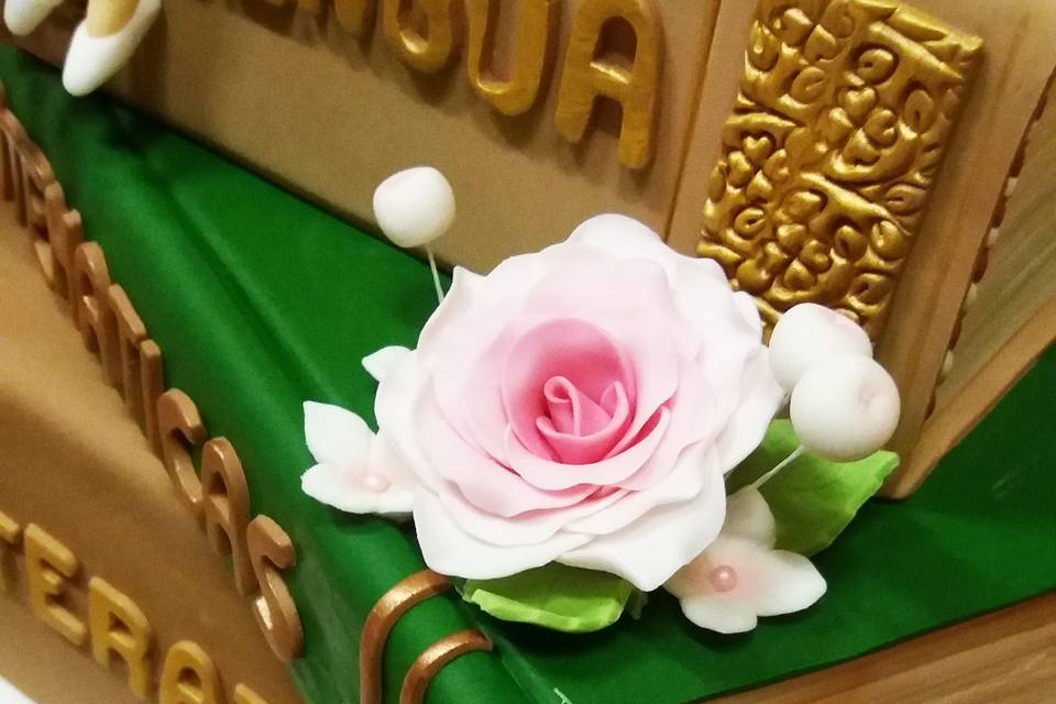 Tarta pila de libros y flores