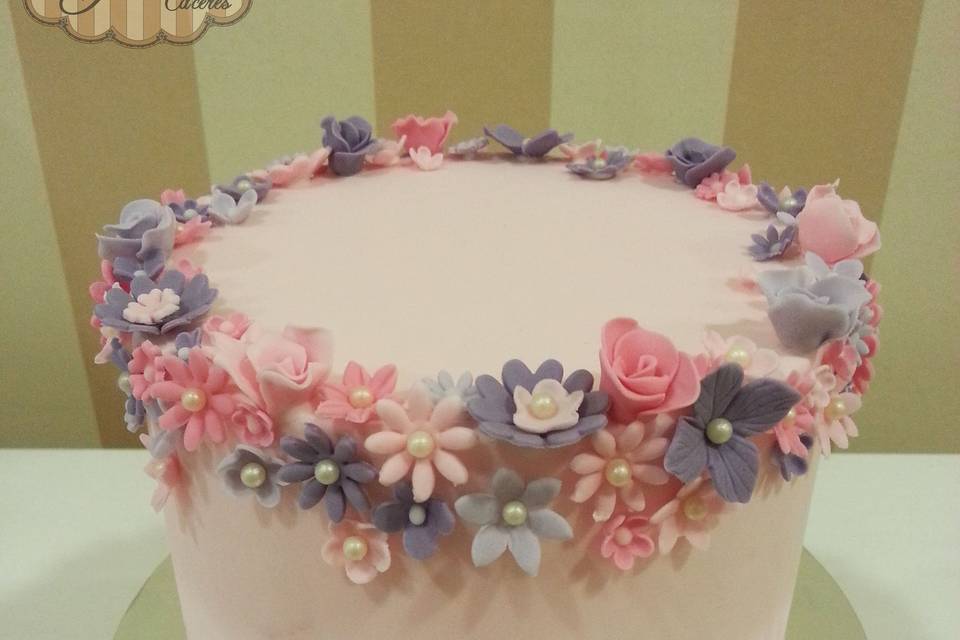 Tarta con rosas y lazo