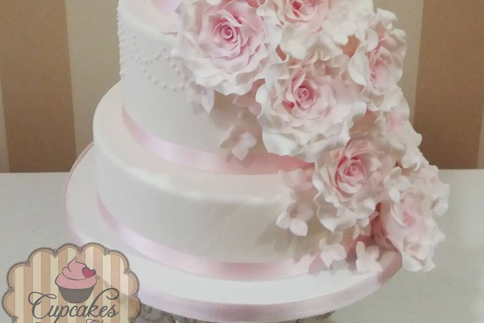 Tarta con cascada de rosas de fondant