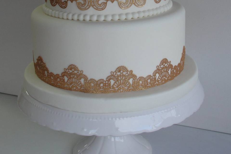 Tarta de boda encaje en oro